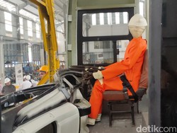 Uji Ketahanan Bus Karoseri Laksana Dihantam Besi 1,5 Ton, Begini Hasilnya