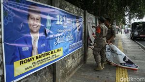 Satpol PP Tertibkan Atribut Partai di Depok