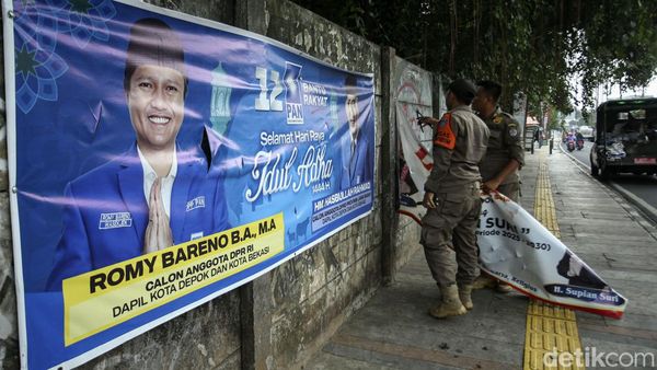 Satpol PP Tertibkan Atribut Partai di Depok