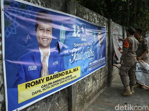 Satpol PP Tertibkan Atribut Partai di Depok Satpol PP Tertibkan Atribut Partai di Depok