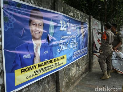 Satpol PP Tertibkan Atribut Partai di Depok