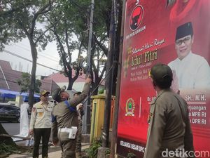 Sejumlah Baliho Politik Diturunkan Satpol PP dan Bawaslu Kota Malang Sejumlah Baliho Politik Diturunkan Satpol PP dan Bawaslu Kota Malang