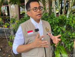 Intip Garasi Sekjen DPR Indra Iskandar yang Diperiksa KPK, Ada SUV Mewah Kekar