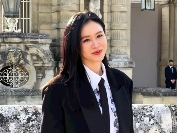 8 Gaya Mewah Son Ye Jin Pasca Lahiran, Hadiri Valentino Show di Paris