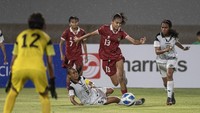 Pemain Timnas putri Indonesia U-19 Claudia Alexandra Scheunemann (kedua kanan) berebut bola berusaha melewati Virginia Fatima Da Silva Branco (kiri bawah).  