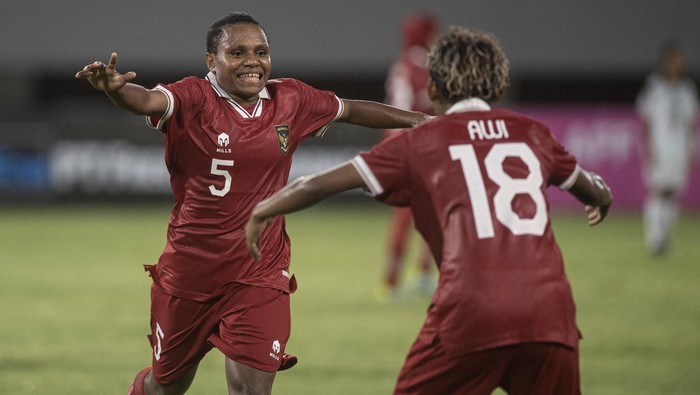 Tampil Gemilang, Timnas Wanita Indonesia U-19 Cukur Timor Leste 7-0 Timnas U-19 Wanita Indonesia bermain gemilang saat menghadapi Timnas Timor Leste pada Piala AFF U-19 Wanita 2023, di Stadion Gelora Sriwijaya Jakabaring (GSJ) Palembang, Sumatera Selatan, Rabu (05/07/2023). Indonesia menang dengan skor 7-0.