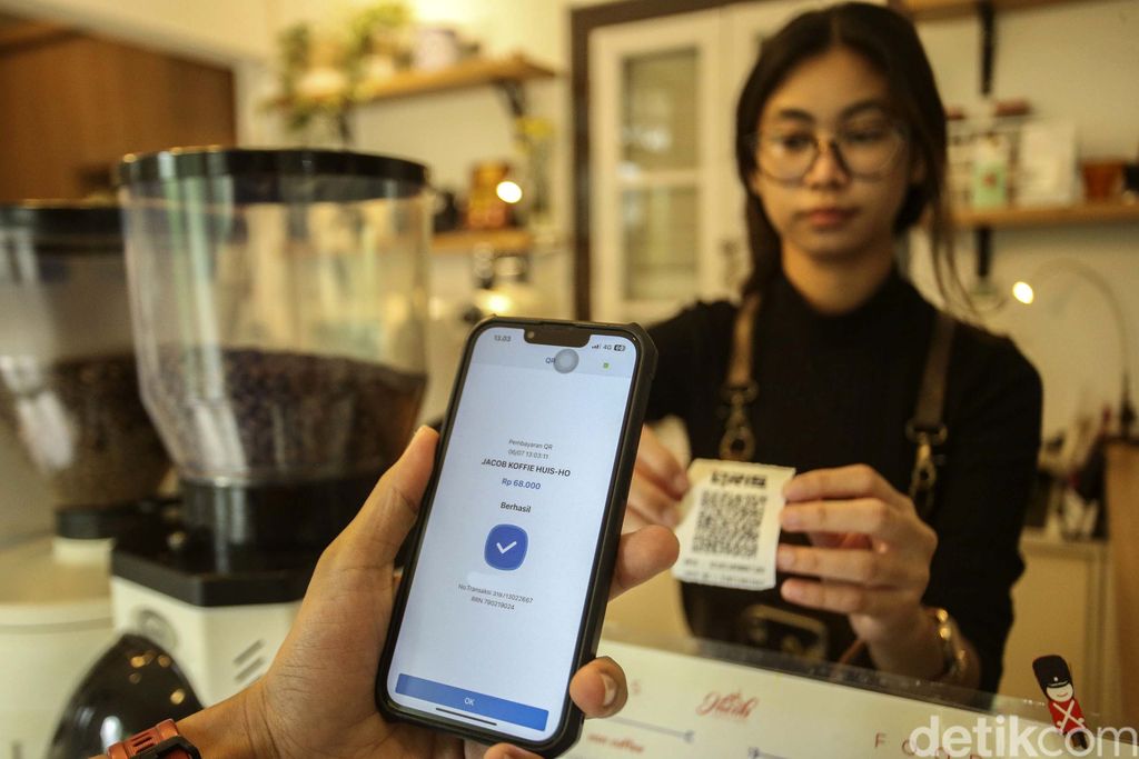 Penyedia Jasa Pembayaran (PJP) QRIS mulai 1 Juli 2023 dikenakan biaya sebesar 0,3%. Sebelumnya biaya Merchant Discount Rate (MDR) QRIS bagi usaha mikro 0%