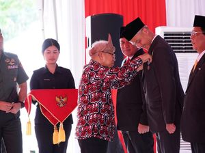 Wapres Serahkan Penghargan Satyalancana Wira Karya ke Ganjar-Gubernur Sumsel