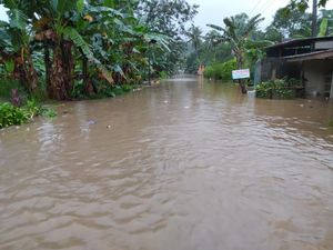 Air Sungai di Malang Meluap Sebabkan Jalan dan Rumah Warga Diterjang Banjir Air Sungai di Malang Meluap Sebabkan Jalan dan Rumah Warga Diterjang Banjir