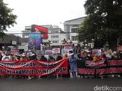 Gelar Aksi Depan DPRD Jabar, Massa Bawa Sejumlah Poster untuk Jokowi