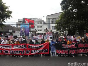Gelar Aksi Depan DPRD Jabar, Massa Bawa Sejumlah Poster untuk Jokowi Gelar Aksi Depan DPRD Jabar, Massa Bawa Sejumlah Poster untuk Jokowi