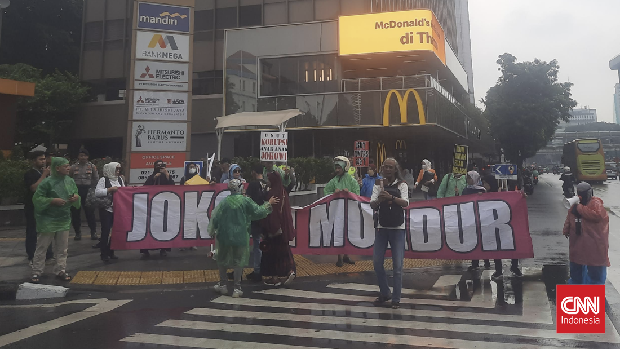 Puluhan ibu-ibu melakukan aksi demonstrasi di depan Gedung Bawaslu, Jakarta Pusat, Jumat (7/7). Mereka mengatasnamakan 'aliansi rakyat menggugat.