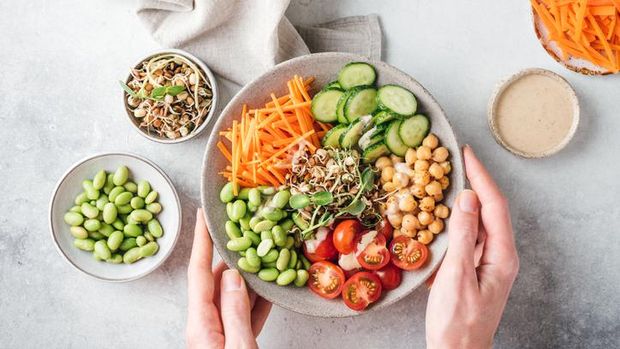 Vegan dan vegetarian sama-sama berhubungan dengan contoh hidup seseorang. Namun, keduanya berarti yang berbeda. Lalu, apa perbedaan vegan dan vegetarian?