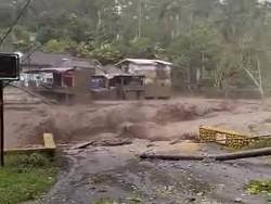 Banjir Lahar Dingin Semeru Terjang 3 Jembatan di Lumajang hingga Putus