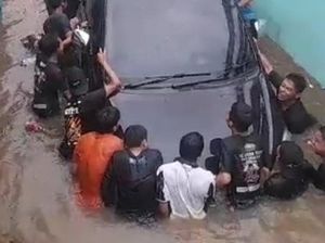 Ponpes Miftahul Huda Manonjaya Disergap Banjir, 10 Mobil Terendam