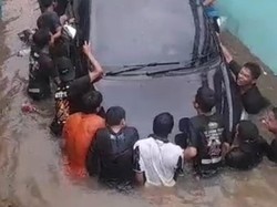 Ponpes Miftahul Huda Manonjaya Disergap Banjir, 10 Mobil Terendam