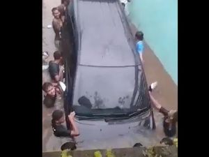 Banjir Terjang Tasikmalaya, Mobil-mobil Jadi Korbannya