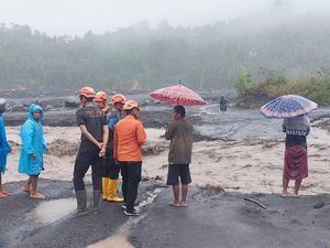 BMKG Prakirakan Hujan hingga Petir Guyur Kawasan Semeru BMKG Prakirakan Hujan hingga Petir Guyur Kawasan Semeru