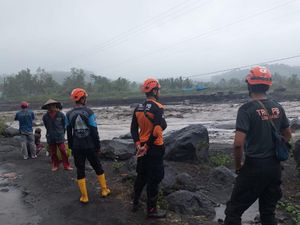 BPBD Kesulitan Akses ke Lokasi Jembatan Putus Diterjang Lahar Dingin Semeru