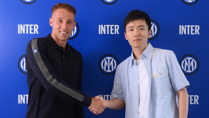 Inter Milan akhirnya yang berhasil mendatangkan Frattesi. Nerazzuri memboyong jebolan akademi Roma itu dengan status pinjaman selama setahun, plus opsi kewajiban menebusnya permanen dari Sassuolo.