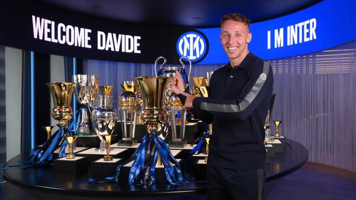Inter Milan resmi mengamankan jasa gelandang Sassuolo, Davide Frattesi. Si Ular mendatangkan gelandang 23 tahun tersebut dengan status pinjaman, Jumat 7 Juli 2023.