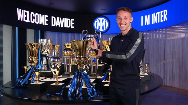 Inter Milan resmi mengamankan jasa gelandang Sassuolo, Davide Frattesi. Si Ular mendatangkan gelandang 23 tahun tersebut dengan status pinjaman, Jumat 7 Juli 2023.
