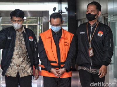 Eks Kepala Bea Cukai Makassar Langsung Berbaju Oranye