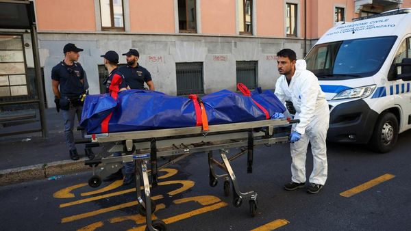 Detik-detik Evakuasi Jenazah Kebakaran Panti Jompo di Milan