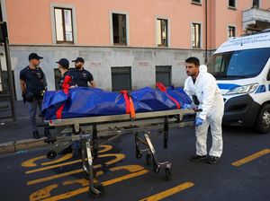 Detik-detik Evakuasi Jenazah Kebakaran Panti Jompo di Milan