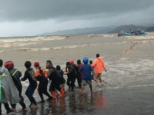 Evakuasi Kapal Nelayan di Tulungagung Berlangsung Dramatis, Satu ABK Tewas