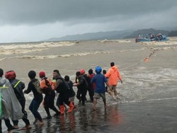 Evakuasi Kapal Nelayan di Tulungagung Berlangsung Dramatis, Satu ABK Tewas