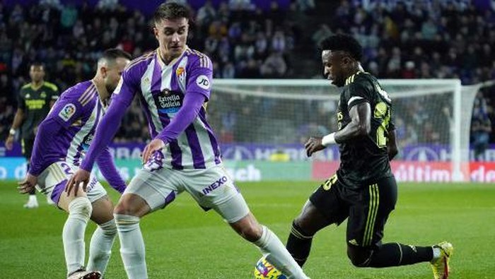 Real Valladolids Spanish defender Ivan Fresneda (C) vies with Real Madrids Brazilian forward Vinicius Junior during the Spanish League football match between Real Valladolid FC and Real Madrid CF at the Jose Zorilla stadium in Valladolid on December 30, 2022. (Photo by CESAR MANSO / AFP)