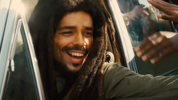 Kingsley Ben-Adir sebagai Bob Marley dalam film Bob Marley: One Love. (Paramount Pictures via YouTube)