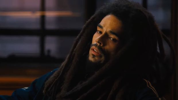 Kingsley Ben-Adir sebagai Bob Marley dalam film Bob Marley: One Love. (Paramount Pictures via YouTube)