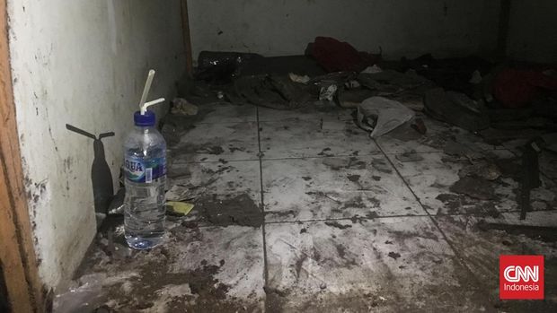 Foto bong blok g Pasar tanah abang Polisi menemukan satu alat untuk menggunakan narkoba seperti botol pengguna narkoba di Blok G lantai 2 Pasar Tanah Abang, Jakarta Pusat, Jumat (7/7/2023).