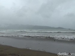 BPBD Imbau Warga Waspada saat Gelombang Tinggi Landa Perairan Pacitan