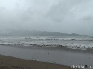 Gelombang Tinggi di Perairan Jatim Masih Terjadi hingga 3 Hari ke Depan Gelombang Tinggi di Perairan Jatim Masih Terjadi hingga 3 Hari ke Depan
