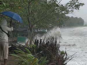 Gelombang Tinggi Sapu Pesisir Selatan Trenggalek, Nelayan Tak Melaut Gelombang Tinggi Sapu Pesisir Selatan Trenggalek, Nelayan Tak Melaut