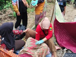 2 Bidan Tangguh di Pelosok Cianjur, Datangi Pasien Bawa Ransel Gunung