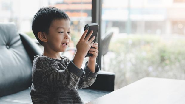Ilustrasi Anak Main Gadget