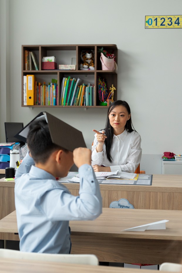 Ilustrasi guru berbicara dengan pelaku bullying di sekolah/Foto: Freepik/freepik Ilustrasi guru berbicara dengan pelaku bullying di sekolah/Foto: Freepik/freepik