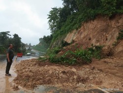 Jalur Lintas Selatan Trenggalek-Tulungagung Longsor, Kendaraan Bisa Melintas