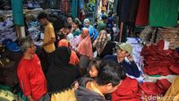 Potret Toko Seragam Sekolah Diserbu Jelang Tahun Ajaran Baru