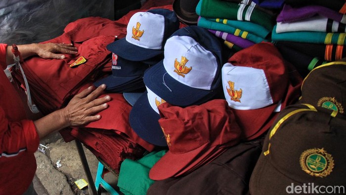 Sebentar lagi akan memasuki tahun pemikiran gres 2023/2024. Baju seragam di pasar Jatinegara mulai diserbu.