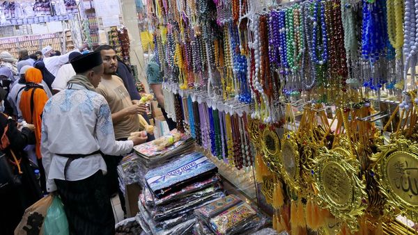 Ramainya Pasar di Makkah Diserbu Jemaah Haji Berburu Oleh-oleh
