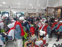 Tiba di Tanah Air, Jemaah Haji Kloter Semarang Dibawa ke Asrama Antara Manyaran