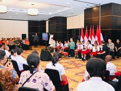 Jokowi Jumpa Anak-anak Papua, Beri Kuis Matematika Berhadiah Sepeda
