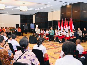 Jokowi Jumpa Anak-anak Papua, Beri Kuis Matematika Berhadiah Sepeda Jokowi Jumpa Anak-anak Papua, Beri Kuis Matematika Berhadiah Sepeda