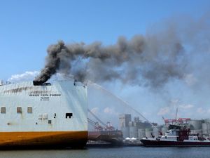 Kapal Kargo di New Jersey Terbakar, Dua Petugas Damkar Tewas Kapal Kargo di New Jersey Terbakar, Dua Petugas Damkar Tewas