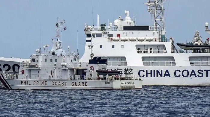 Kapal penjaga pantai Filipina dan China nyaris bertabrakan di wilayah sengketa Laut China Selatan, April 2023Foto: Ted Aljibe/AFP/Getty Images